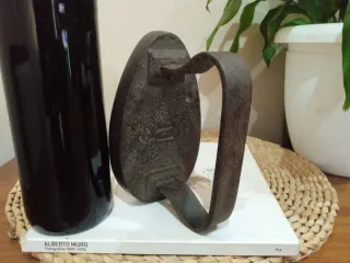 Antigua plancha de hierro labrada