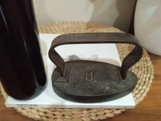 Antigua plancha de hierro labrada