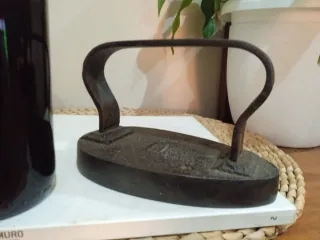 Antigua plancha de hierro labrada