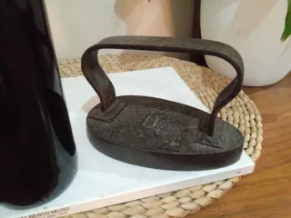 Antigua plancha de hierro labrada