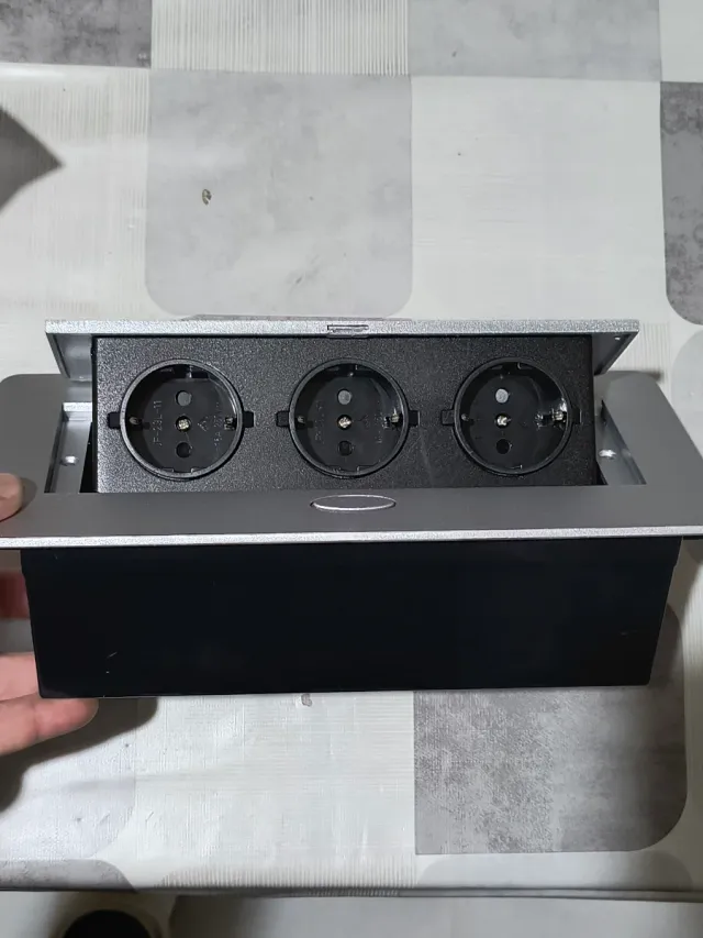 Regleta Enchufe de Mesa 3 Tomas Retractil