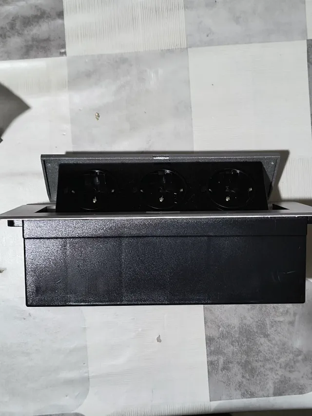 Regleta Enchufe de Mesa 3 Tomas Retractil