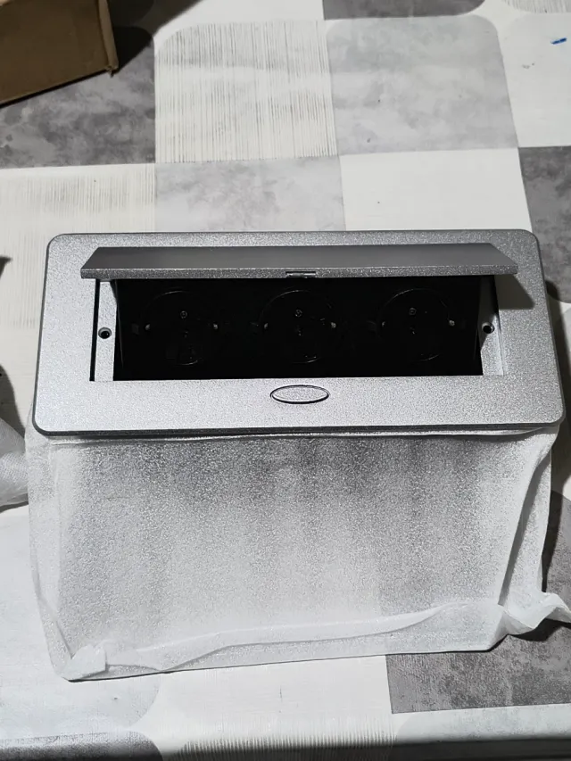 Regleta Enchufe de Mesa 3 Tomas Retractil