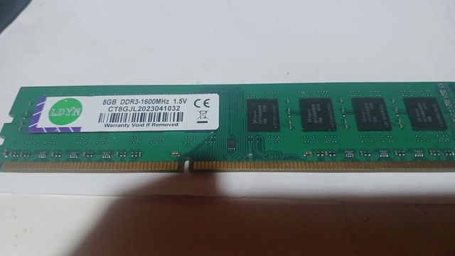 RAM DDR3 4 Módulos 8GB 1600MHz cada uno.