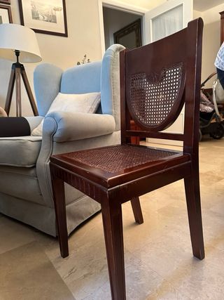 Escritorio antiguo de madera con silla