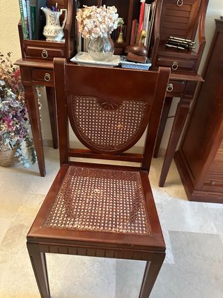 Escritorio antiguo de madera con silla