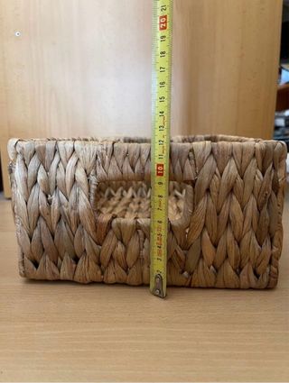 Cesta de mimbre tejida
