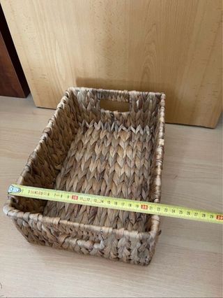 Cesta de mimbre tejida