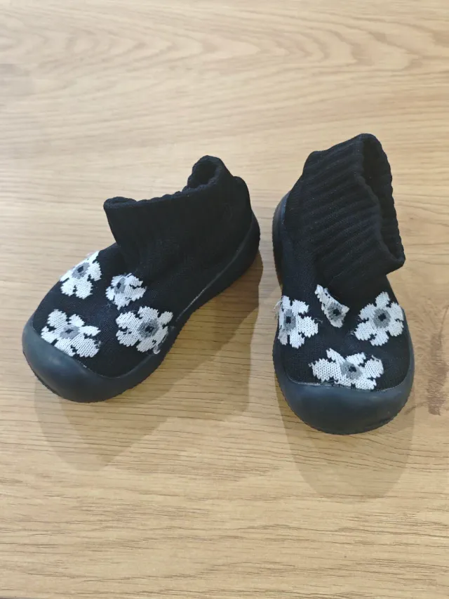 Zapatos tipo calcetín niña flores