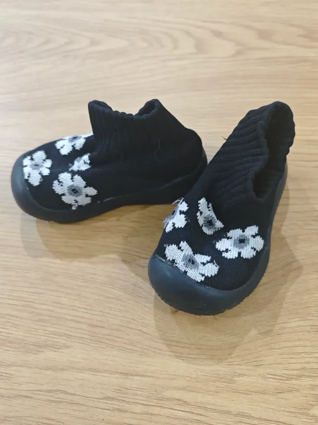Zapatos tipo calcetín niña flores