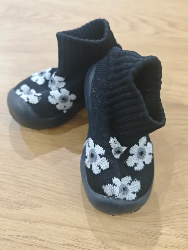 Zapatos tipo calcetín niña flores