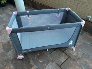 Cuna de viaje Kinderkraft Joy (gris y rosa)