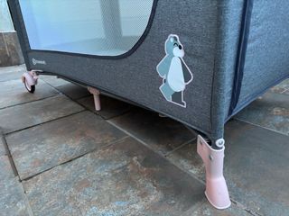 Cuna de viaje Kinderkraft Joy (gris y rosa)