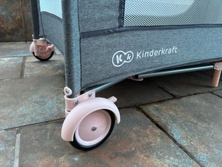 Cuna de viaje Kinderkraft Joy (gris y rosa)