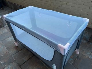 Cuna de viaje Kinderkraft Joy (gris y rosa)