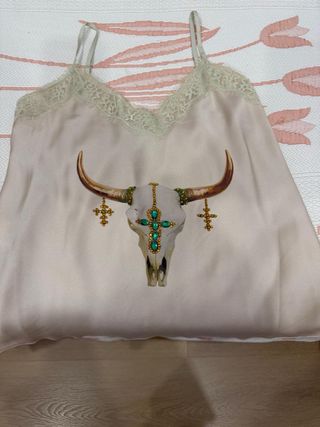 Blusa beige con calavera y cruces