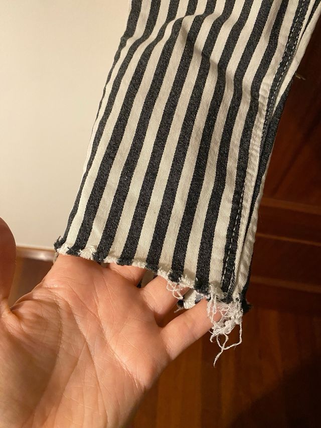 Pantalones pitillo a rayas blancos y negros