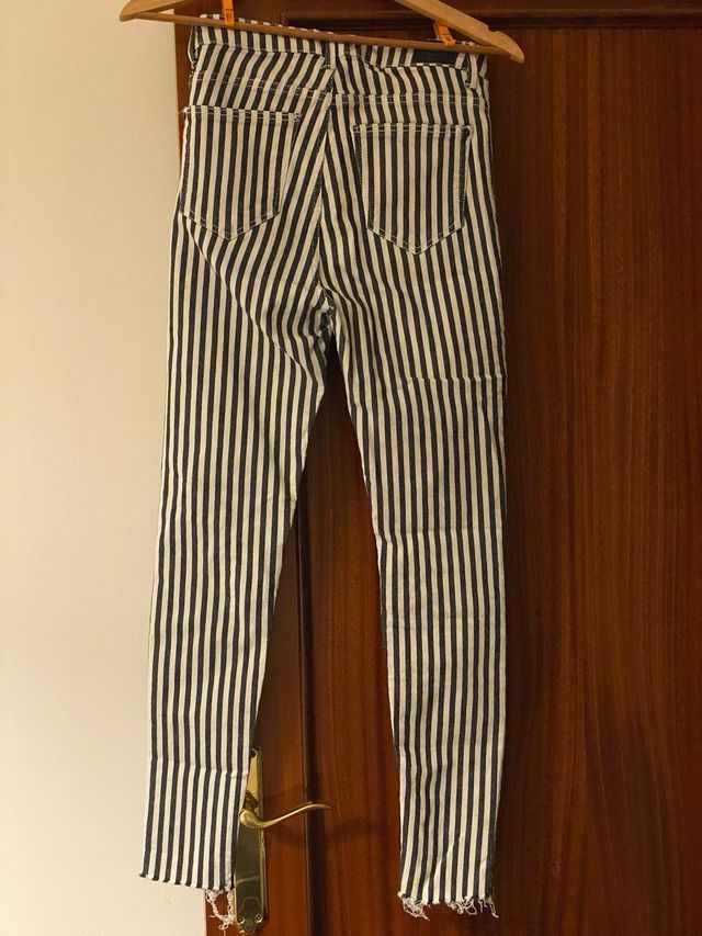 Pantalones pitillo a rayas blancos y negros
