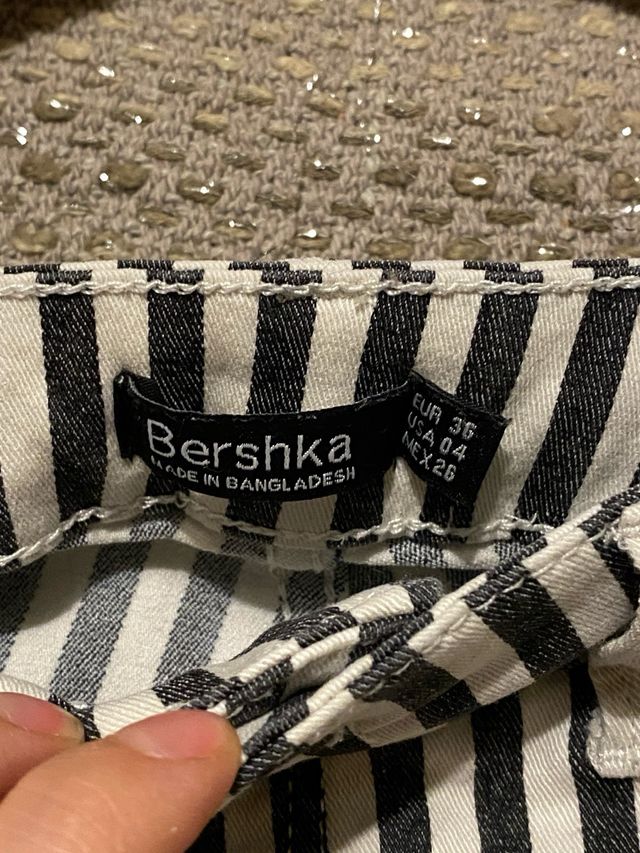 Pantalones pitillo a rayas blancos y negros