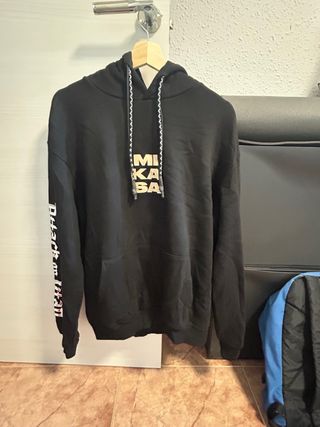 Sudadera Bershka Attack on Titan Negra