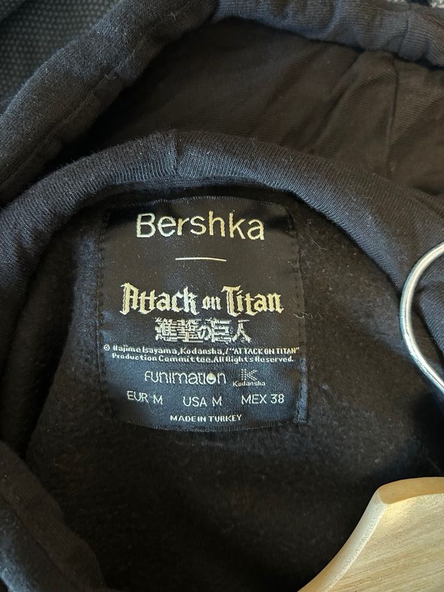 Sudadera Bershka Attack on Titan Negra