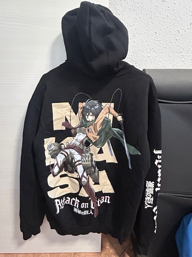 Sudadera Bershka Attack on Titan Negra