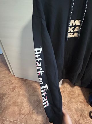 Sudadera Bershka Attack on Titan Negra
