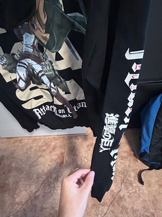 Sudadera Bershka Attack on Titan Negra