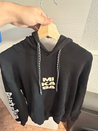 Sudadera Bershka Attack on Titan Negra