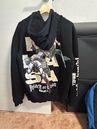 Sudadera Bershka Attack on Titan Negra