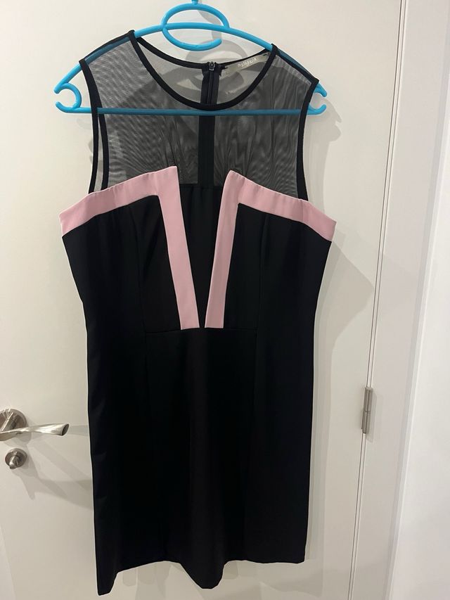 Vestido negro con detalles rosa y transparencias
