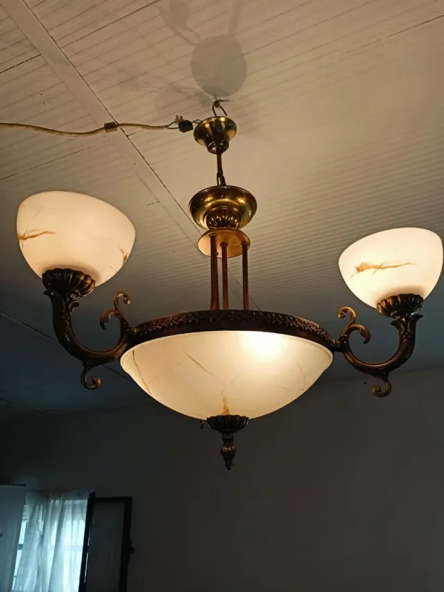 Lámpara de salón dorada y blanca