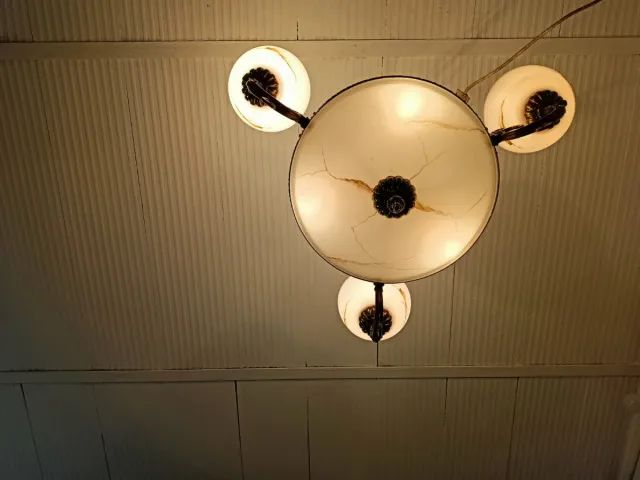 Lámpara de salón dorada y blanca