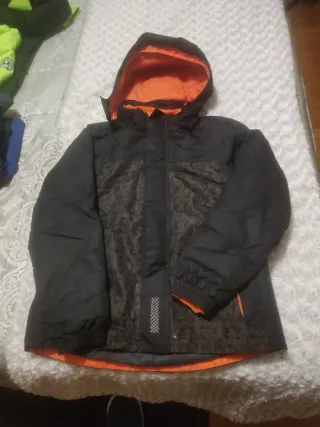 Cazadora niño negra y naranja