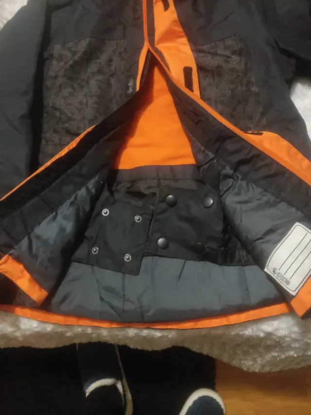 Cazadora niño negra y naranja