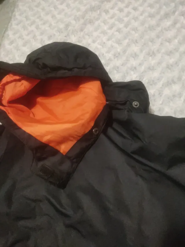 Cazadora niño negra y naranja