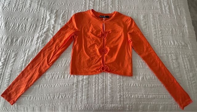 Camiseta Bershka naranja con aberturas