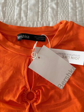 Camiseta Bershka naranja con aberturas