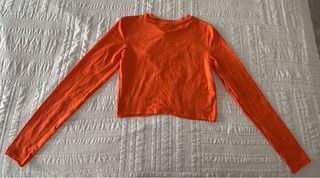 Camiseta Bershka naranja con aberturas