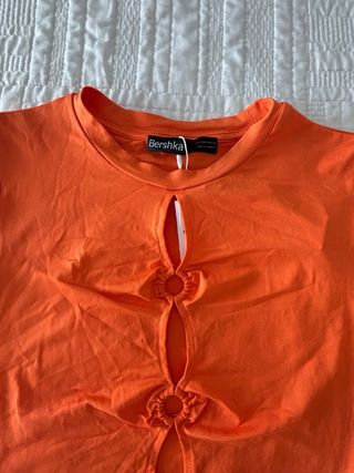 Camiseta Bershka naranja con aberturas