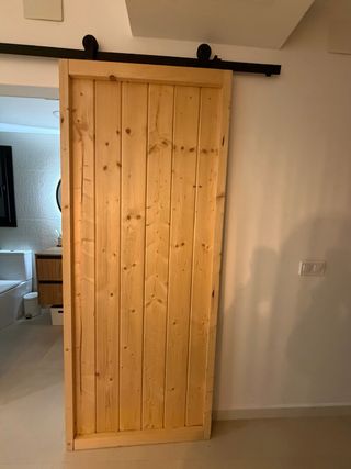 Puerta granero con herrajes negros