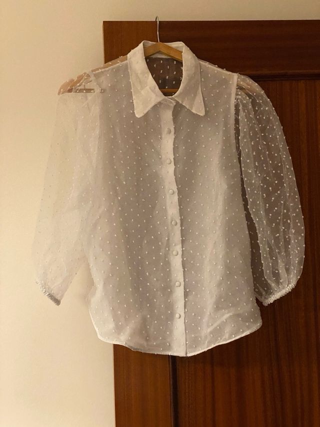 Camisa blanca lunares transparentes