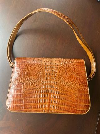 Bolso piel cocodrilo en color marrón ambar