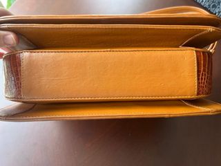 Bolso piel cocodrilo en color marrón ambar