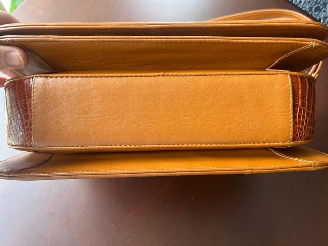 Bolso piel cocodrilo en color marrón ambar