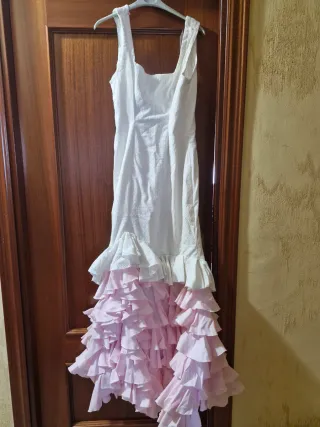 Traje de flamenca blanco y rosa