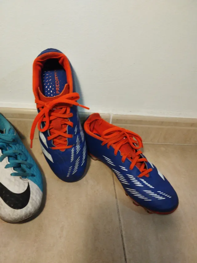 2 pares de Botas de fútbol y espinilleras Puma
