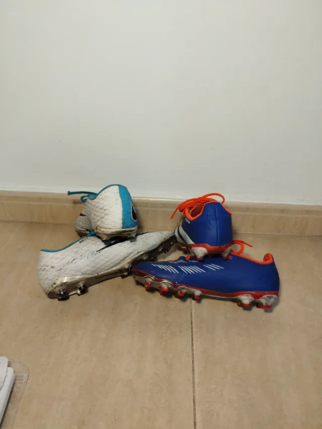 2 pares de Botas de fútbol y espinilleras Puma