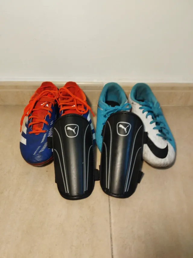 2 pares de Botas de fútbol y espinilleras Puma