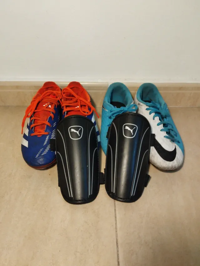 2 pares de Botas de fútbol y espinilleras Puma
